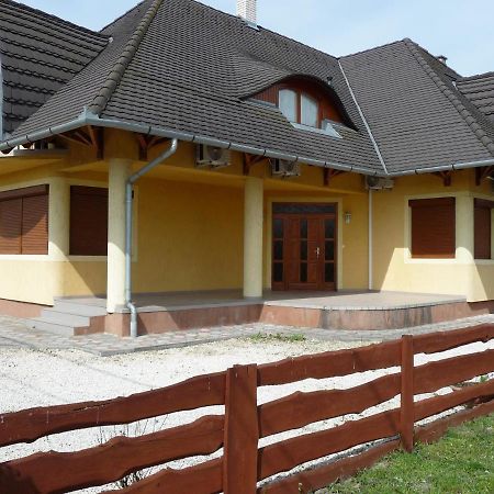 Nádas Társasház Balatonlelle Exterior foto